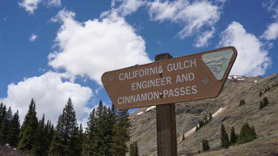 DSC00562 street sign in the mountains